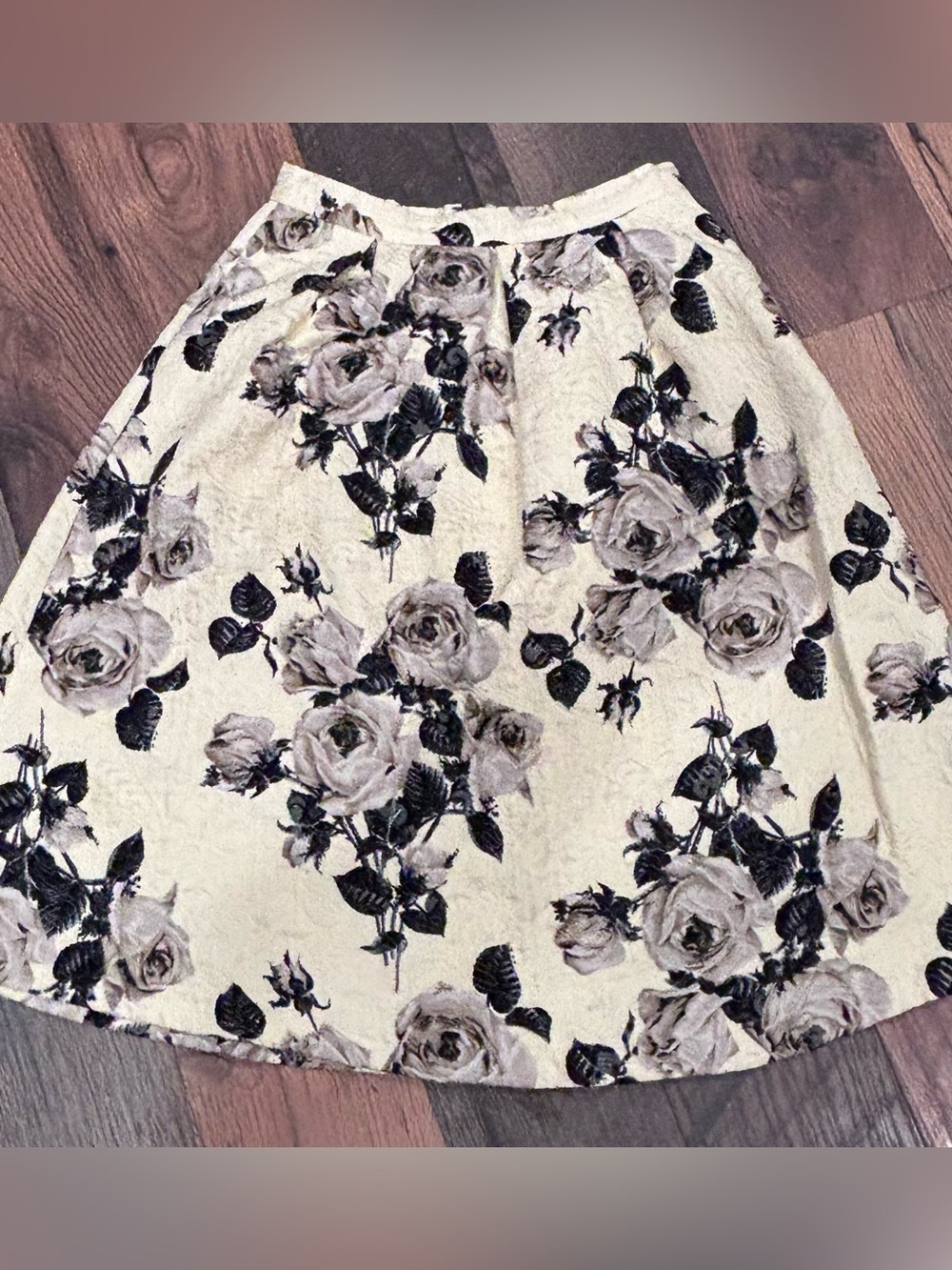 Topshop Yellow and Black Pleated A Line Skirt in size 6. Great condition! - Picture 2 of 12